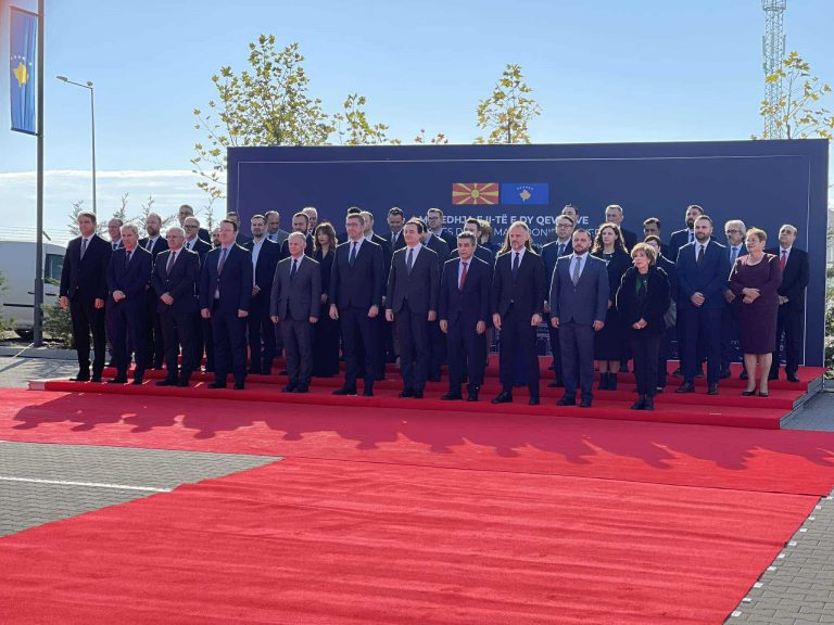 Kurti e pret Mickoskin me ceremoni shtetërore, realizohet foto e ministrave para mbledhjes së përbashkët