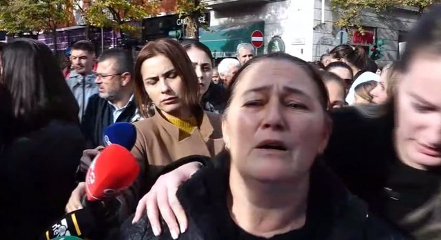 Tensione në protestën për vrasjen e 14 vjeçarit në Tiranë, një nënë i bie të fikët para kamerave