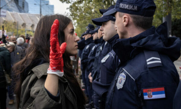 Tragjedia me 14 të vdekur në Novi Sad, qindra protestues kërkojnë përgjegjësi prej autoriteteve në Beograd