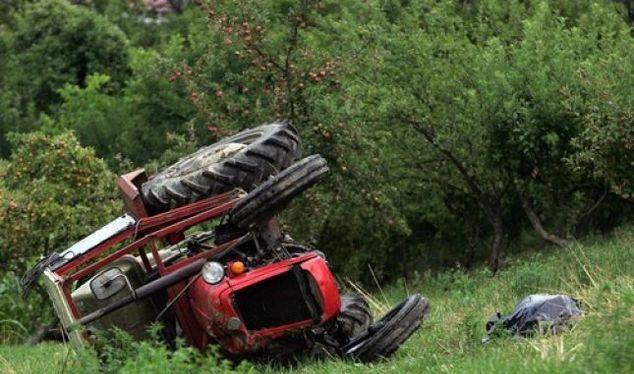 Një burrë vdes pasi u rrokullis me traktor derisa po barte dru në pyll