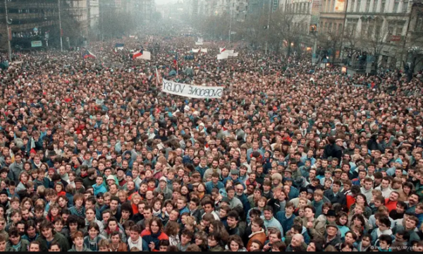 35 vjet më parë Revolucioni i Kadifenjtë në Çeki e Sllovaki