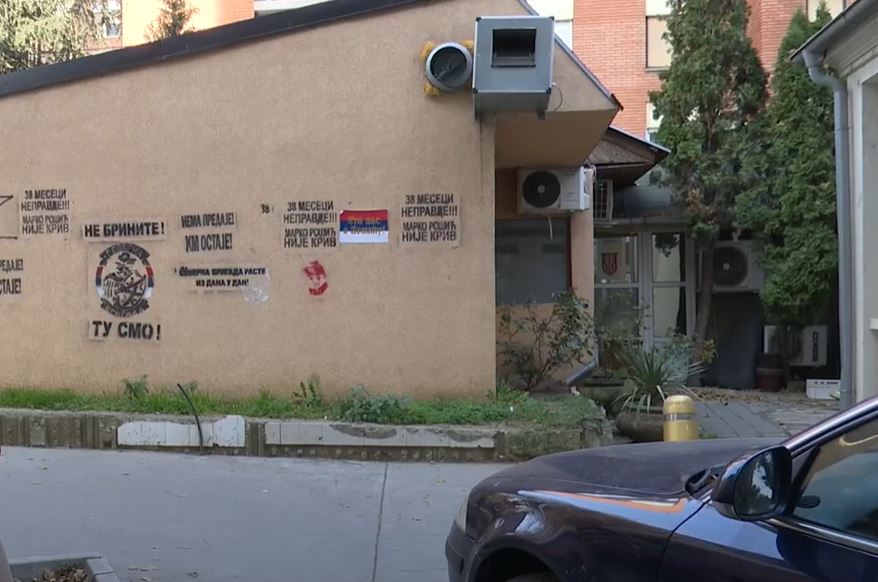 Provokim i ri: Veriu i Kosovës mbushet me posterë me flamuj e mbishkrime serbe