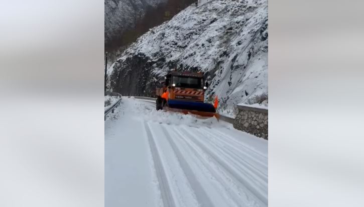 Vermoshi mbulohet nga bora – nis pastrimi i rrugëve