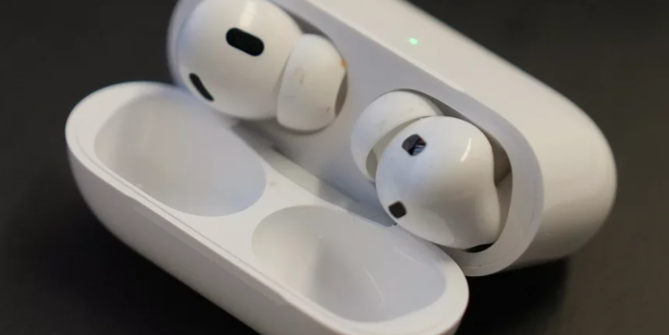 Funksioni i ri i AirPods të Apple mund të ndihmojë njerëzit me humbje të dëgjimit