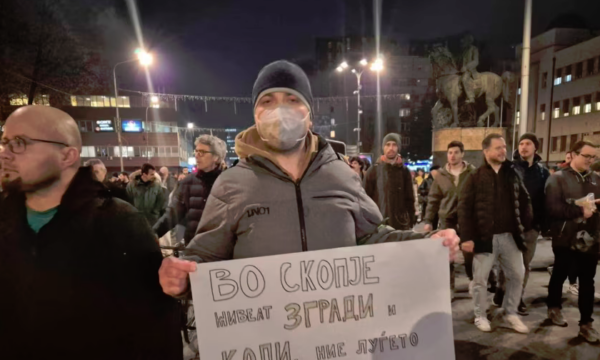 Qindra njerëz protestojnë kundër ndotjes së ajrit në Shkup