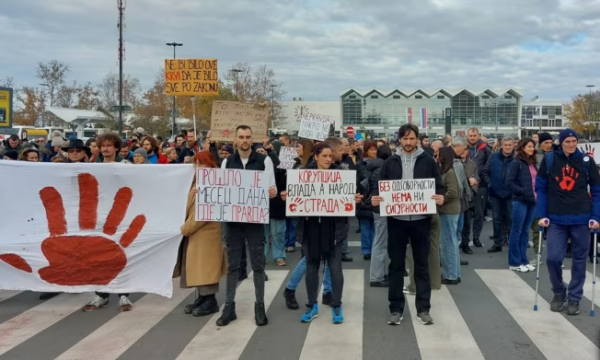 Mijëra njerëz marshojnë në Serbi një muaj pas tragjedisë në Novi Sad