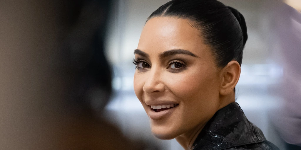 Kim Kardashian vë në pah linjat e zjarrta trupore