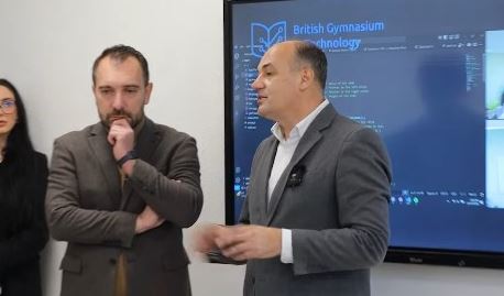 Hoxhaj: Do ta digjitalizojmë arsimin në Kosovë, në vend të librave – laptopë dhe në çdo klasë Smart Boards