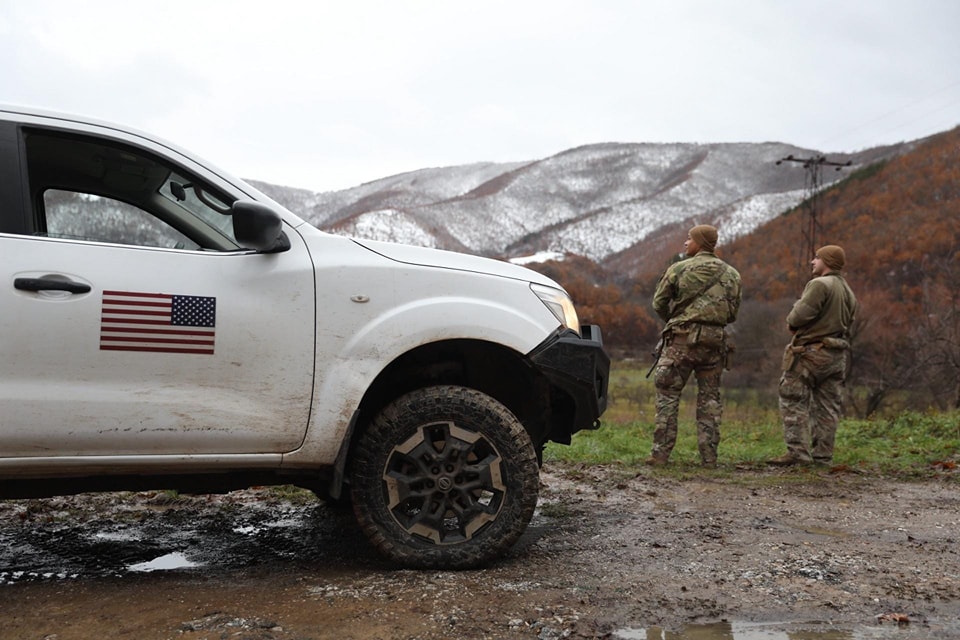 Ushtarët amerikanë patrullojnë në Zubin Potok, KFOR-i: Trupat tanë qëndrojnë të gatshëm për t’u vendosur dhe për të ofruar siguri