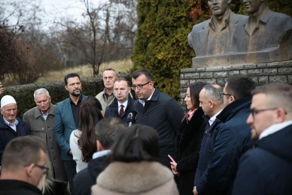 Mulaj kujton heronjtë Kosovë dhe Albert Zeqiraj: Nuk do të ndalemi duke kërkuar drejtësi për ta