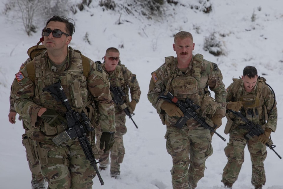 Ushtarë amerikanë patrullojnë në veri të Kosovës, KFOR-i: Pjesë e misionit për të garantuar mjedis të sigurt e të qetë