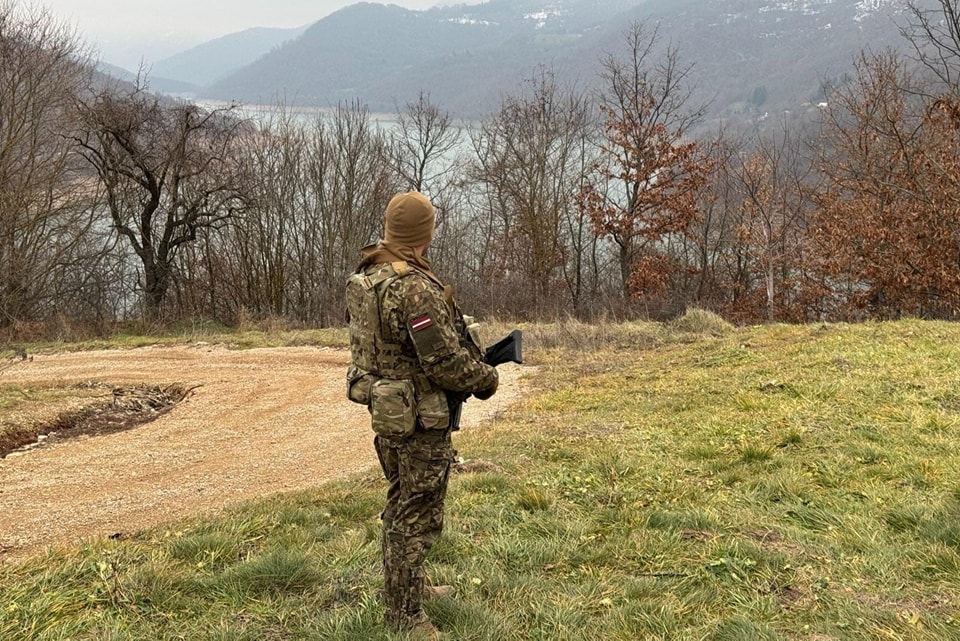 Ushtarët letonezë patrullojnë në Zubin Potok