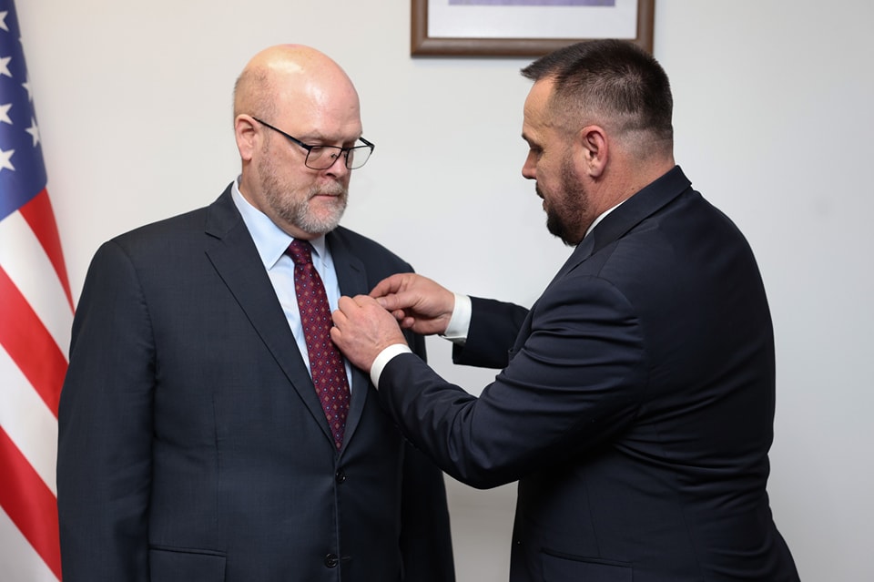 Maqedonci e nderon ambasadorin Hovenier, me medaljen për shërbim të shquar