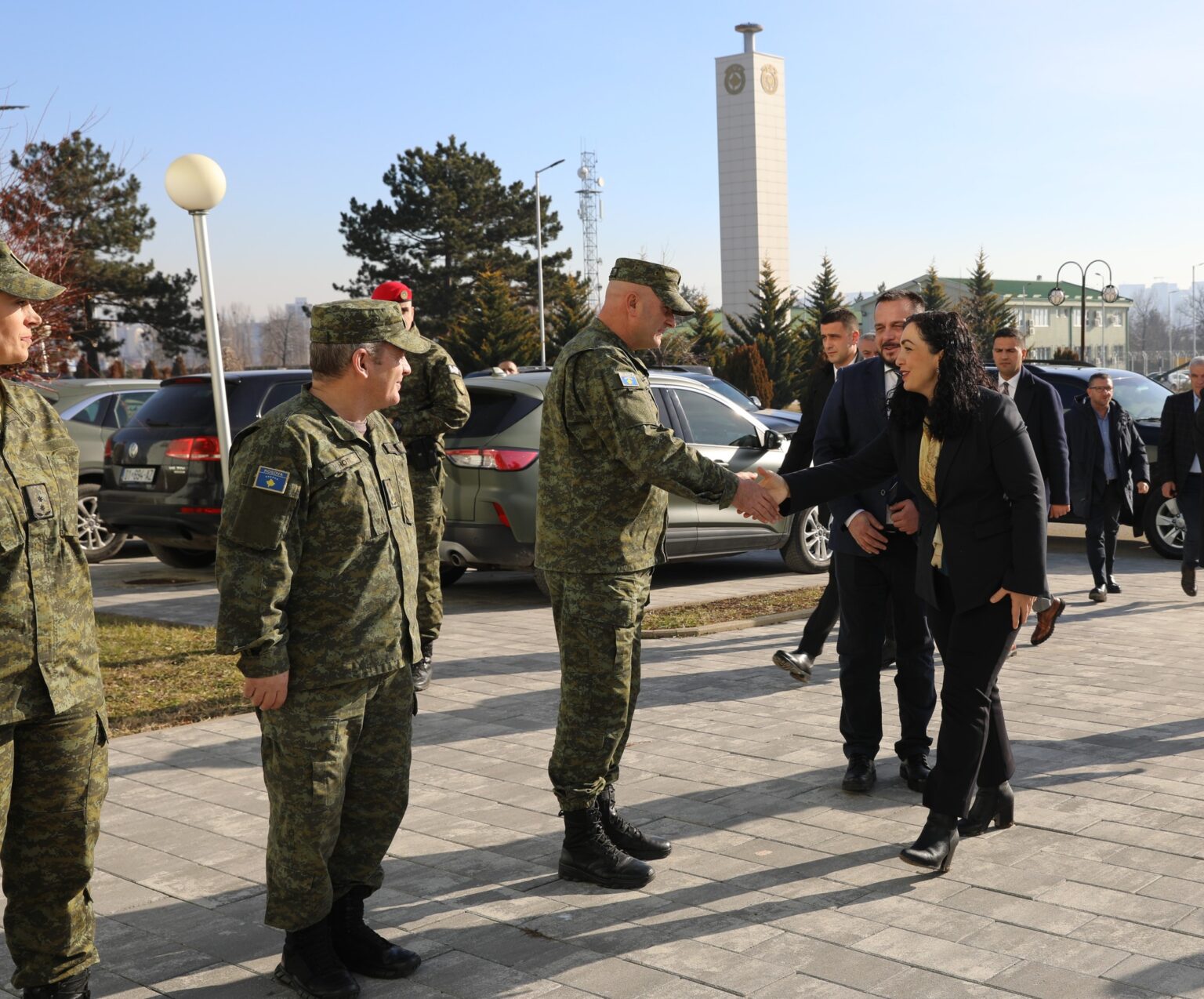 Presidentja Osmani uron ushtarët e FSK-së për fundvit: Të kontribuojmë në të mirë të paqes dhe sigurisë