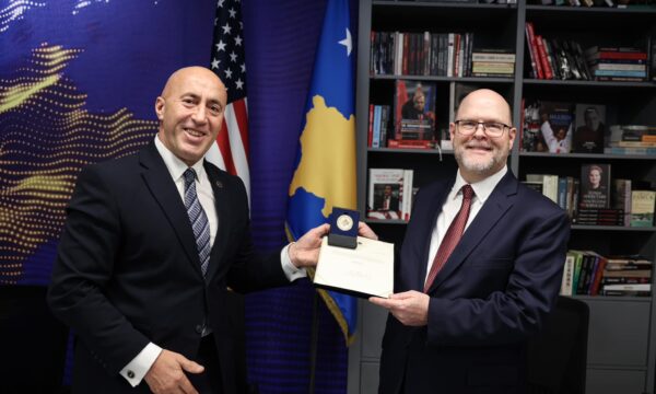 Haradinaj pret në takim lamtumirës ambasadorin Hovenier, i ndan mirënjohjen “Me besim në Zot, Atdhe e Shtet”