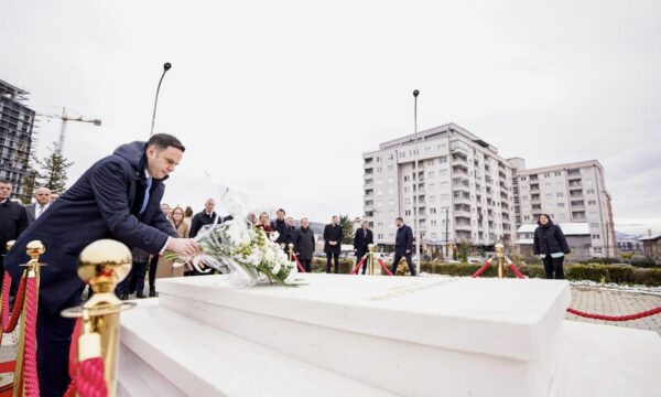 Abdixhiku bën homazhe te varri i Rugovës: Veprat e tij jetësore janë gurët themeltarë të Republikës sonë