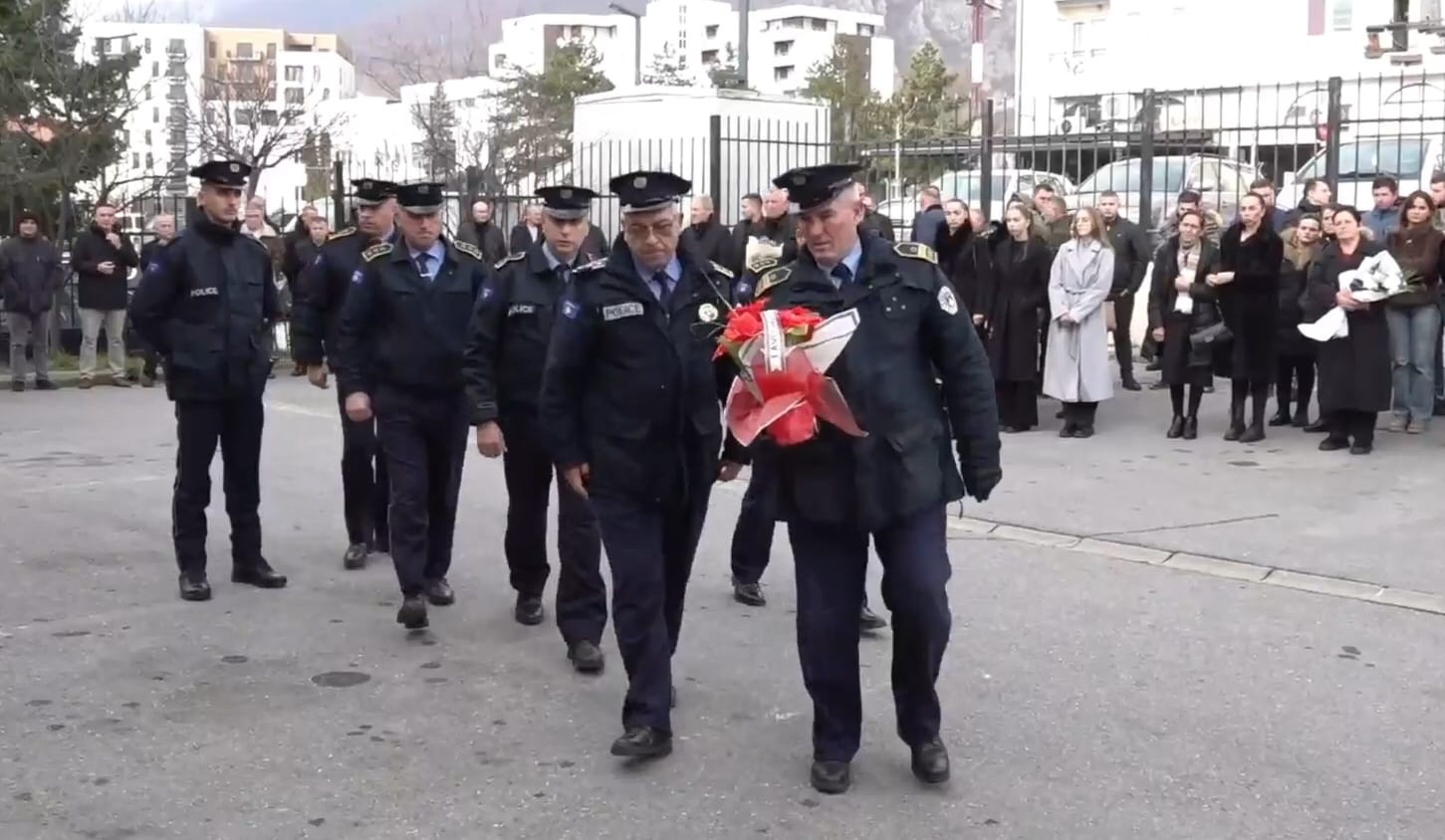 Policia përkujton Izet Demajn, i cili ra në krye të detyrës