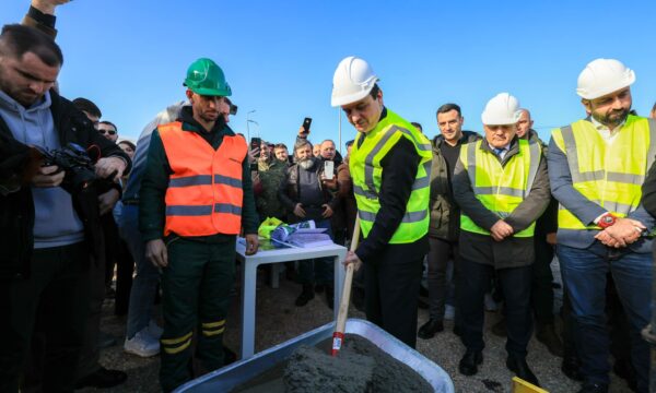 Kurti shpeshton vënien e gurthemeleve në prag fushate, sot ishte në Shtime për objektin e ri komunal