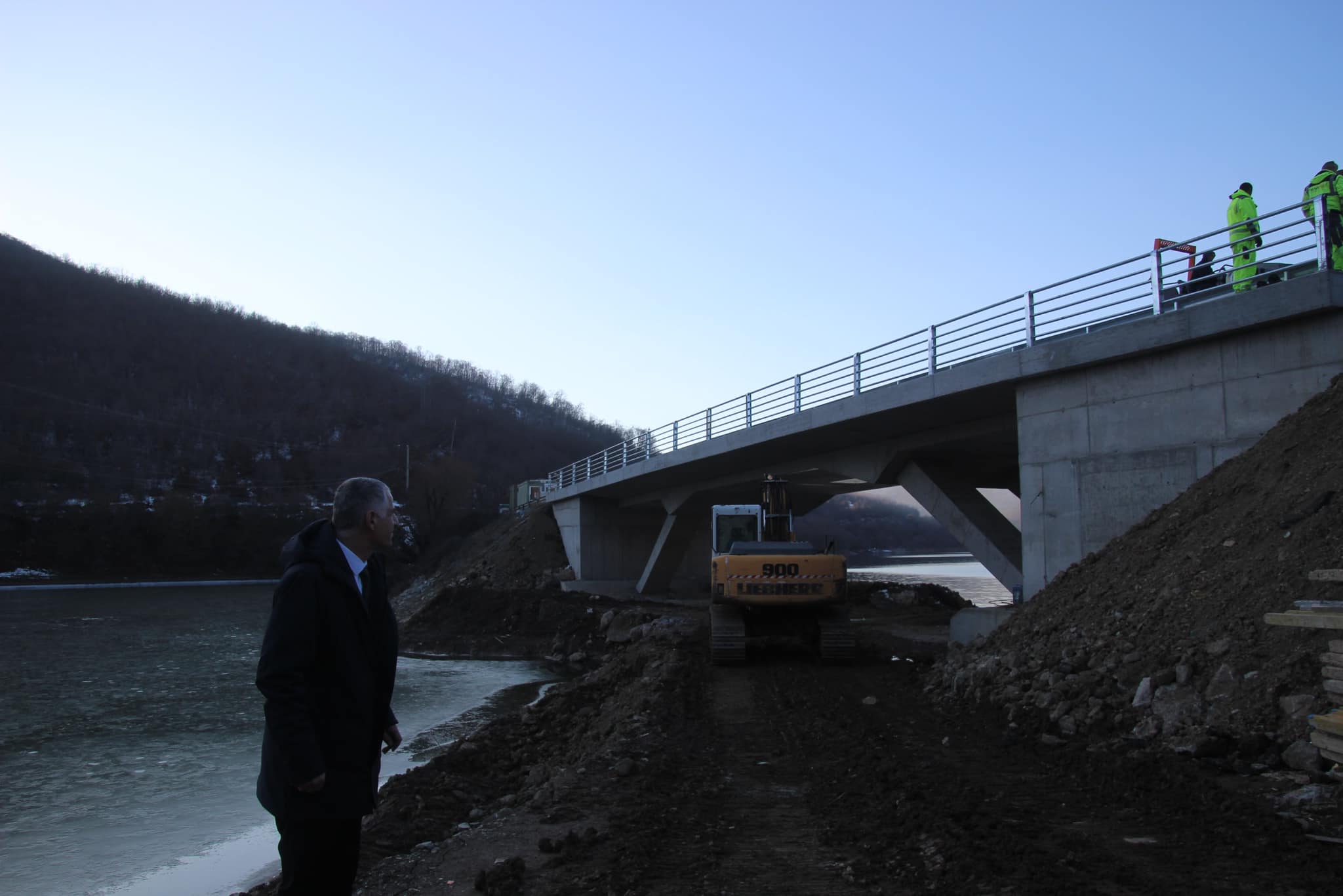 Ua mori gati gjysmën e mandatit, Durmishi thotë se po asfaltohet ura te Liqeni i Badocit