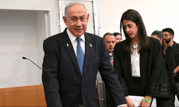 Netanyahu në gjykatën e Tel Avivit për të dëshmuar mbi akuzat për korrupsion