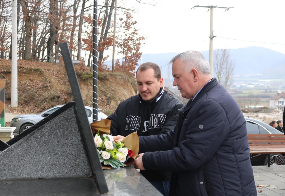 Ahmeti bën homazhe te kompleksi memorial “Katër dëshmorët”