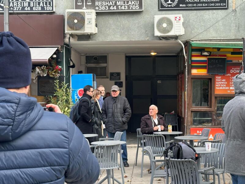 Albulena Haxhiu dhe Blerim Sallahu “shuajnë kureshtjen”, i bien kah Prokuroria ku Kurti është ftuar të dëshmojë nga ora 9:30