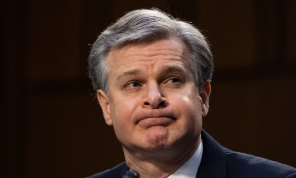 Drejtori i FBI-së, Wray thotë se do të japë dorëheqje para kthimit të Trumpit