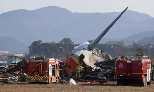 Pamje të rrëzimit të avionit në Korenë e Jugut, deri tani mbi 150 të vdekur