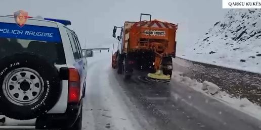 Reshjet e borës dhe shiut mobilizojnë Shqipërinë, bëhet apel për kujdes të shtuar gjatë vozitjes