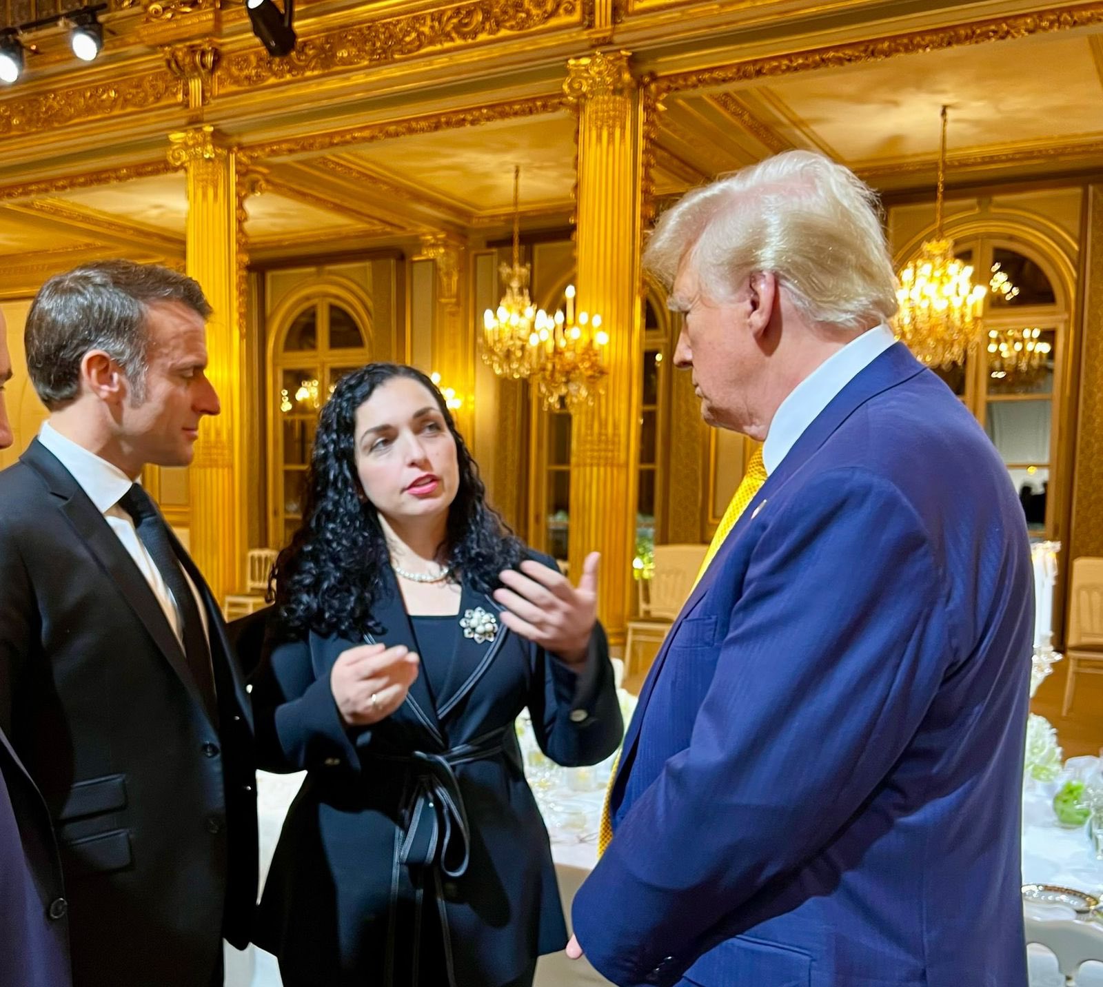 Presidentja Osmani publikon fotografi duke biseduar me Trump në prani të Macron: Mbështetemi në udhëheqjen e fortë të SHBA’së