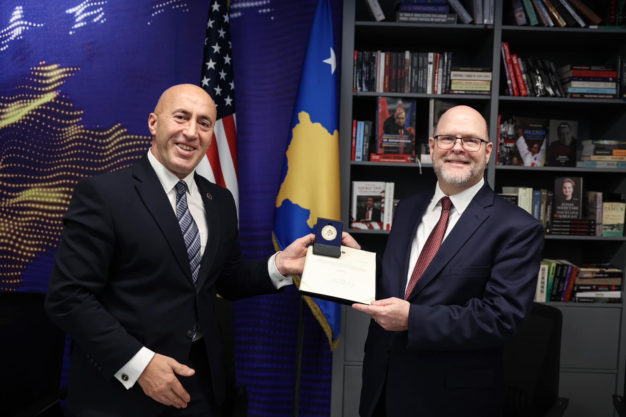 Haradinaj pret në takim lamtumirës ambasadorin Hovenier, i ndan mirënjohjen “Me besim në Zot, Atdhe e Shtet”