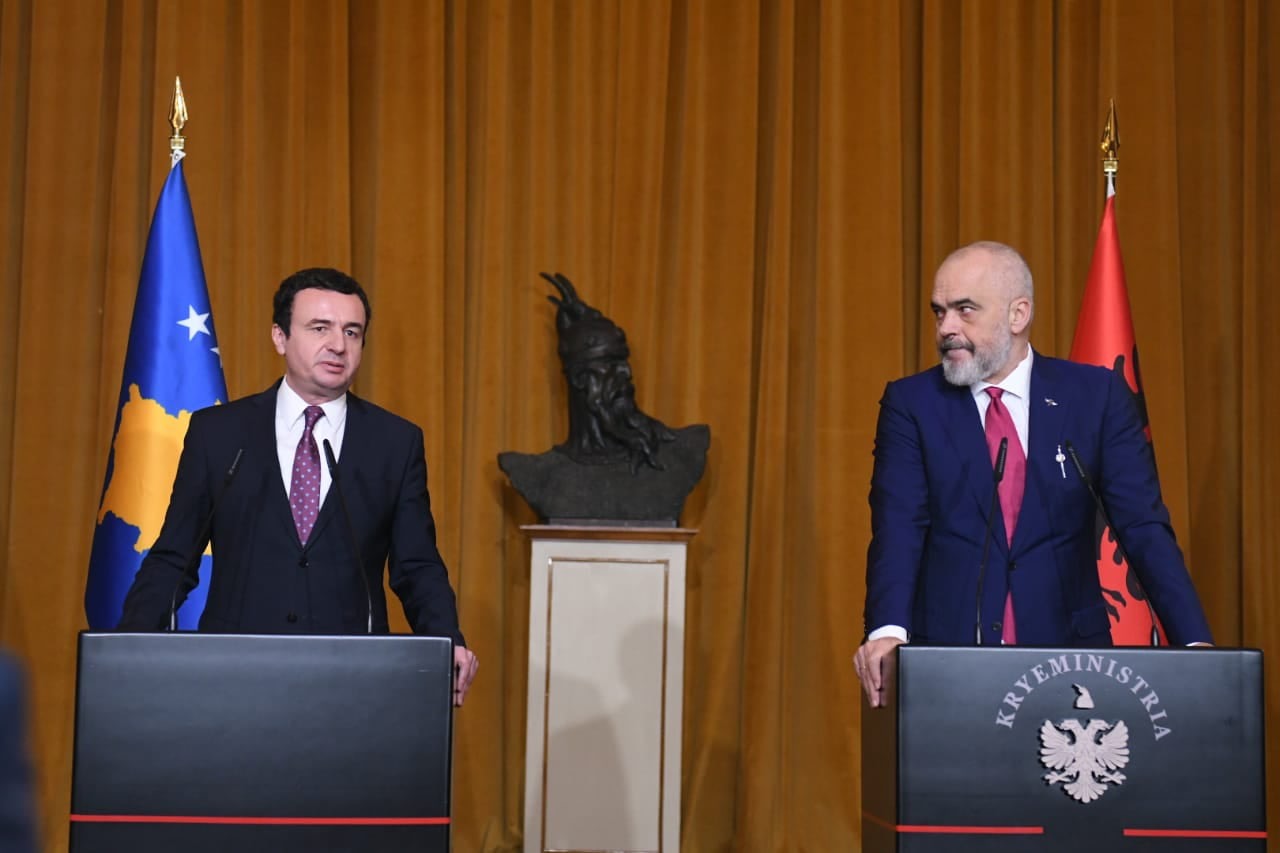 Kurti: “duhet t’i besojmë Gjykatës Kushtetuese për gjuhën shqipe në Maqedoni të Veriut”, Edi Rama: “çka shqipja ka fituar si të drejtë qytetarie në Maqedoninë e Veriut nuk është çështje e Gjykatës Kushtetuese”.