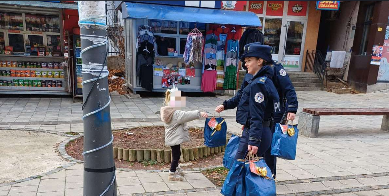 Policia e Kosovës shpërndan dhurata për fëmijët në veri