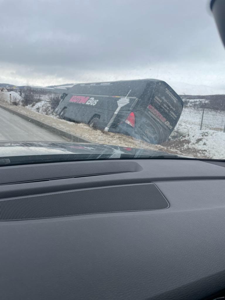 Autobusi del nga rruga te Parku i Biznesit në Drenas