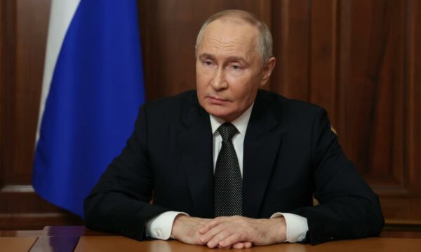 Putin i kërkon falje Azerbajxhanit për “incidentin tragjik” të aeroplanit, por s’thotë që mbrojtja ajrore ruse e goditi