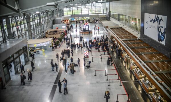 Tre burra u rrahën mes veti në aeroport, dy dërgohen në mbajtje, një lirohet