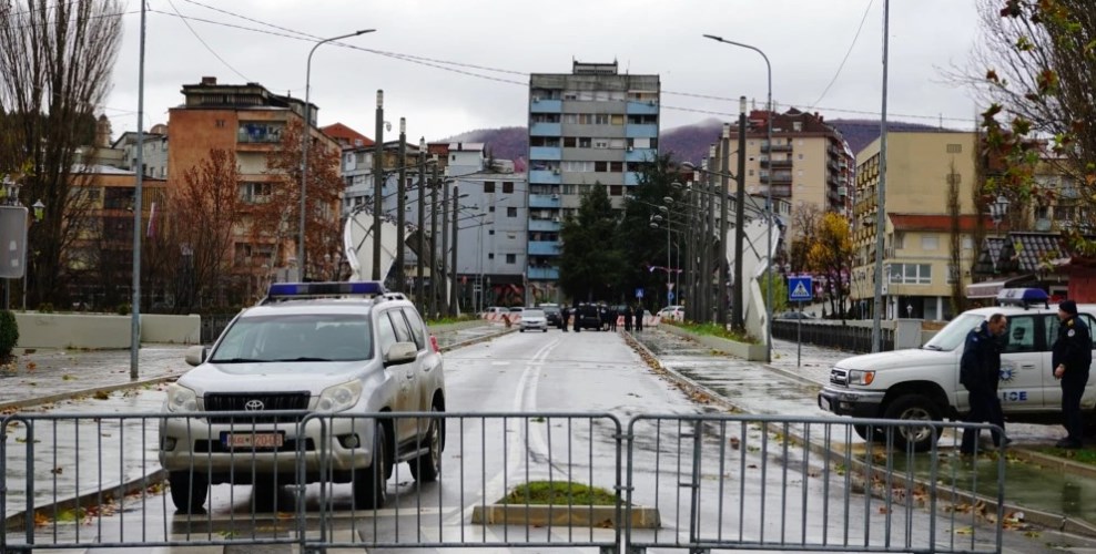 Shfaqen grafite me simbolin serb në veri të Mitrovicës, Policia jep detaje