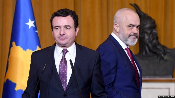 Karnavali Politik në Prishtinë: Edi Rama si Regjisor i Shpëtimit të Albin Kurtit