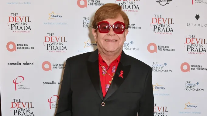 Elton John humb shikimin: Nuk mund shoh asgjë, nuk mund të lexoj asgjë