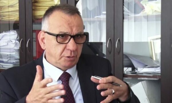 Rektori që u ngrit në profesor duke votuar për veten, synon t’a degradojë Enver Hasanin, ky iu shkruan letër senatorëve: Përndjekje