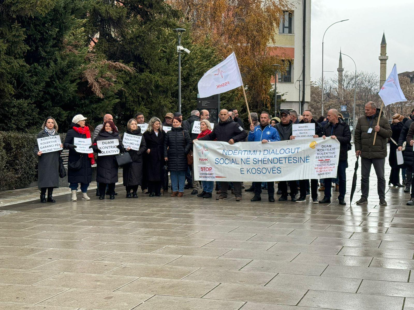 Sindikata e Shëndetësisë protestoi para Qeverisë, ministri Vitia i ftoi në takim