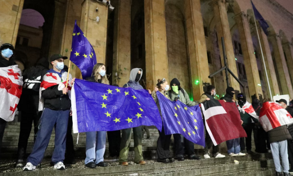 Tbilisi, vazhdojnë protestat masive kundër partisë në pushtet