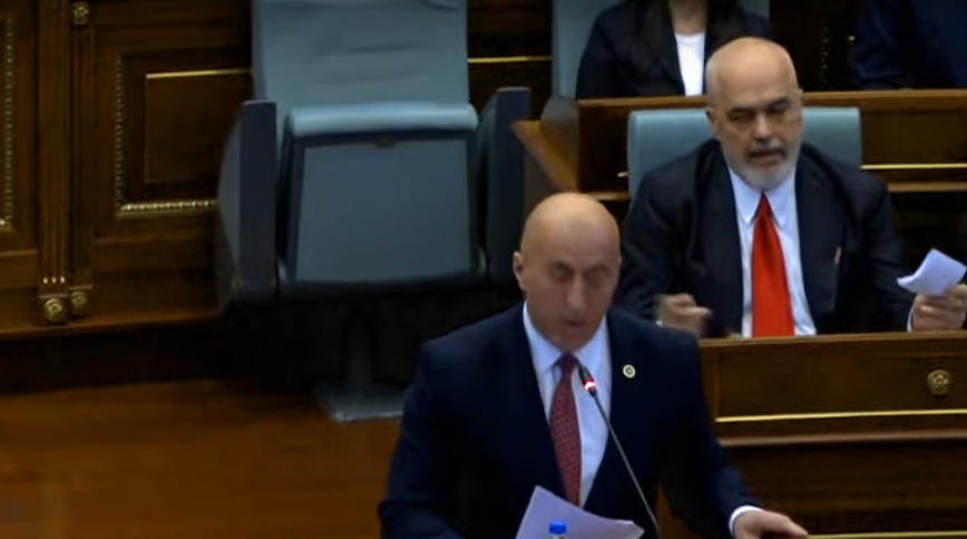 Edi Rama ia përcjell Kurtit një letër derisa në foltore Haradinaj po e kritikonte ashpër