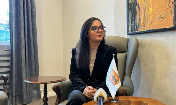 Lushaku -Sadriu thotë se Abdixhiku pritet të përgjigjet me një letër rreth ftesës së Kurtit