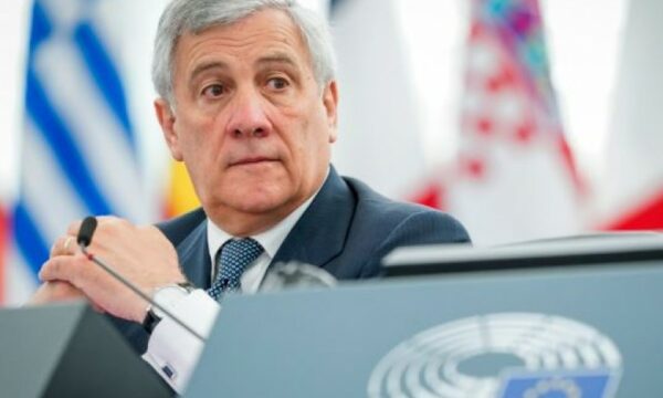 Antonio Tajani vjen në Kosovë, viziton KFOR-in italian për Krishtlindje