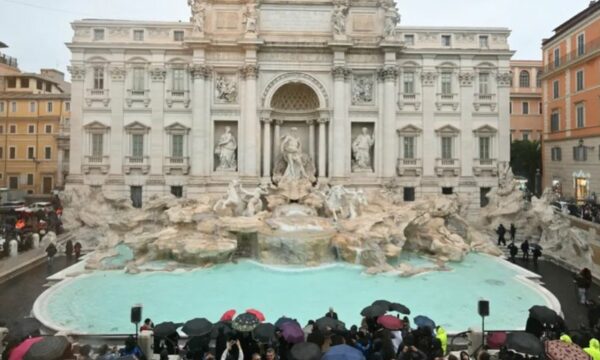 Rihapet “Fontana dei Trevi”, por me rregulla të reja për turistët