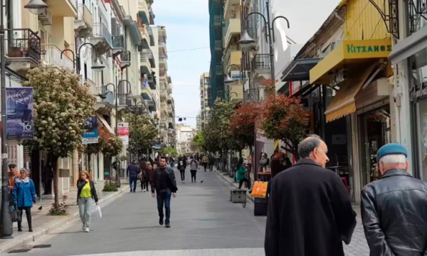 Bie numri i shqiptarëve me leje qëndrimi në Greqi