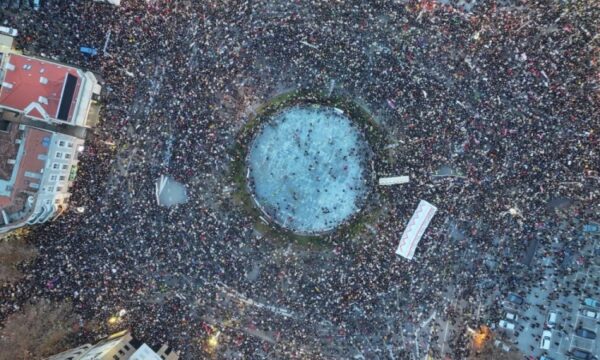 Në protestat e djeshme në Serbi, kishte më shumë njerëz sesa kur përmbysën Millosheviqin