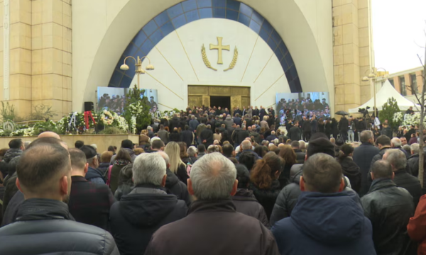 Tiranë, përcillet me nderime Kryepeshkopi i ndjerë Anastas Janullatos