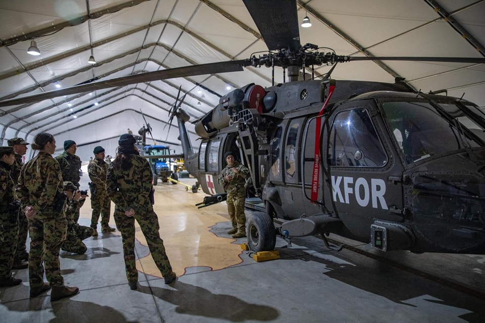 KFOR’i tregon helikopterët “Blackhawk”, njofton se ushtarët amerikanë dhe zviceranë kanë kryer stërvitje